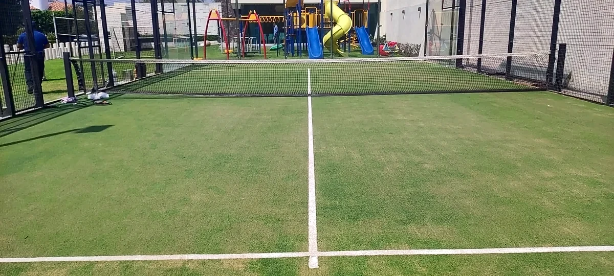 Cancha de pádel con pasto sintético en Casa Club Fraccionamiento Hacienda Viveros, Cocoyoc, Morelos: otra vista de la cancha