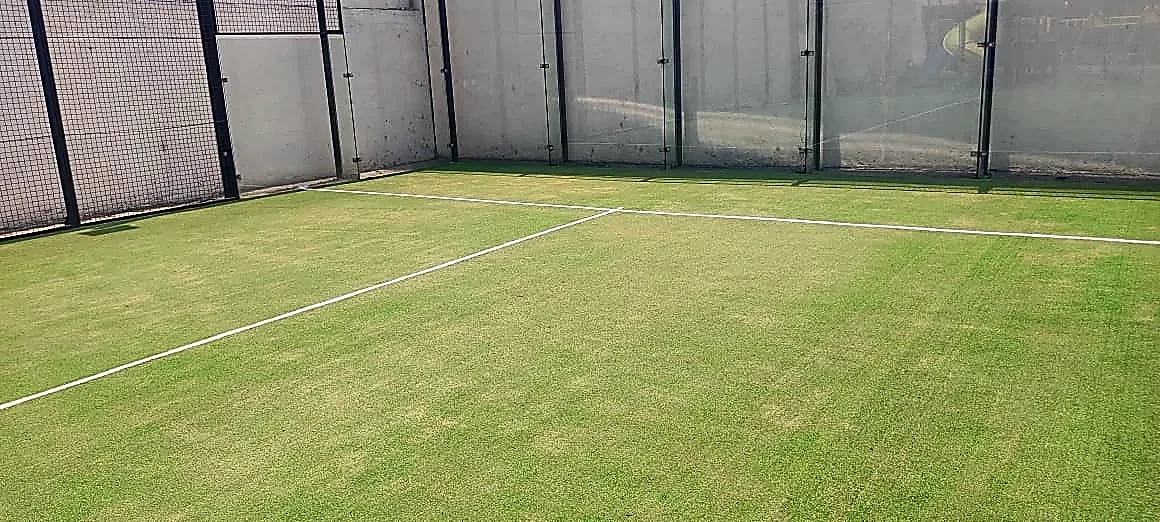 Cancha de pádel con pasto sintético en Casa Club Fraccionamiento Hacienda Viveros, Cocoyoc, Morelos: pasto sintético para pádel