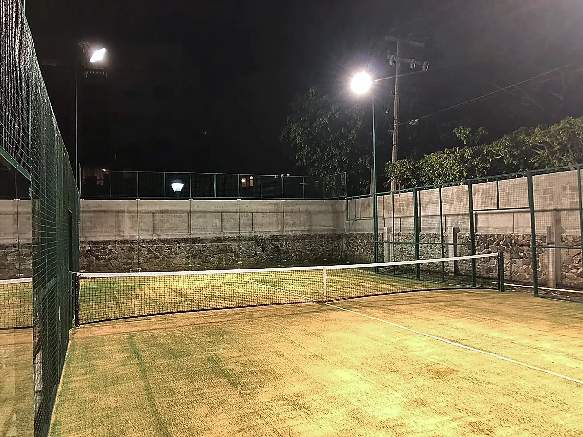 Cancha de pádel con pasto sintético en Cuernavaca, Morelos: pasto sintético y líneas de juego