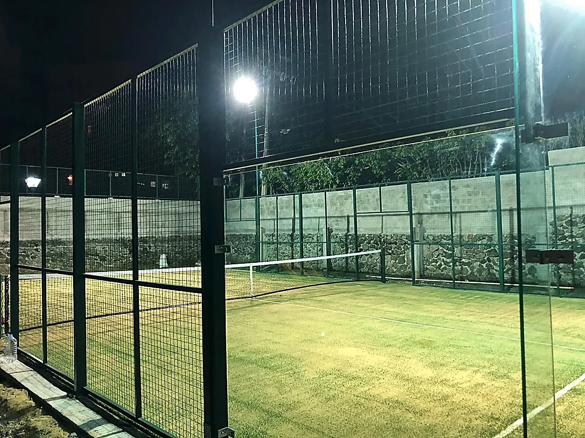 Detalle del pasto sintético de la cancha de pádel en Cuernavaca, Morelos