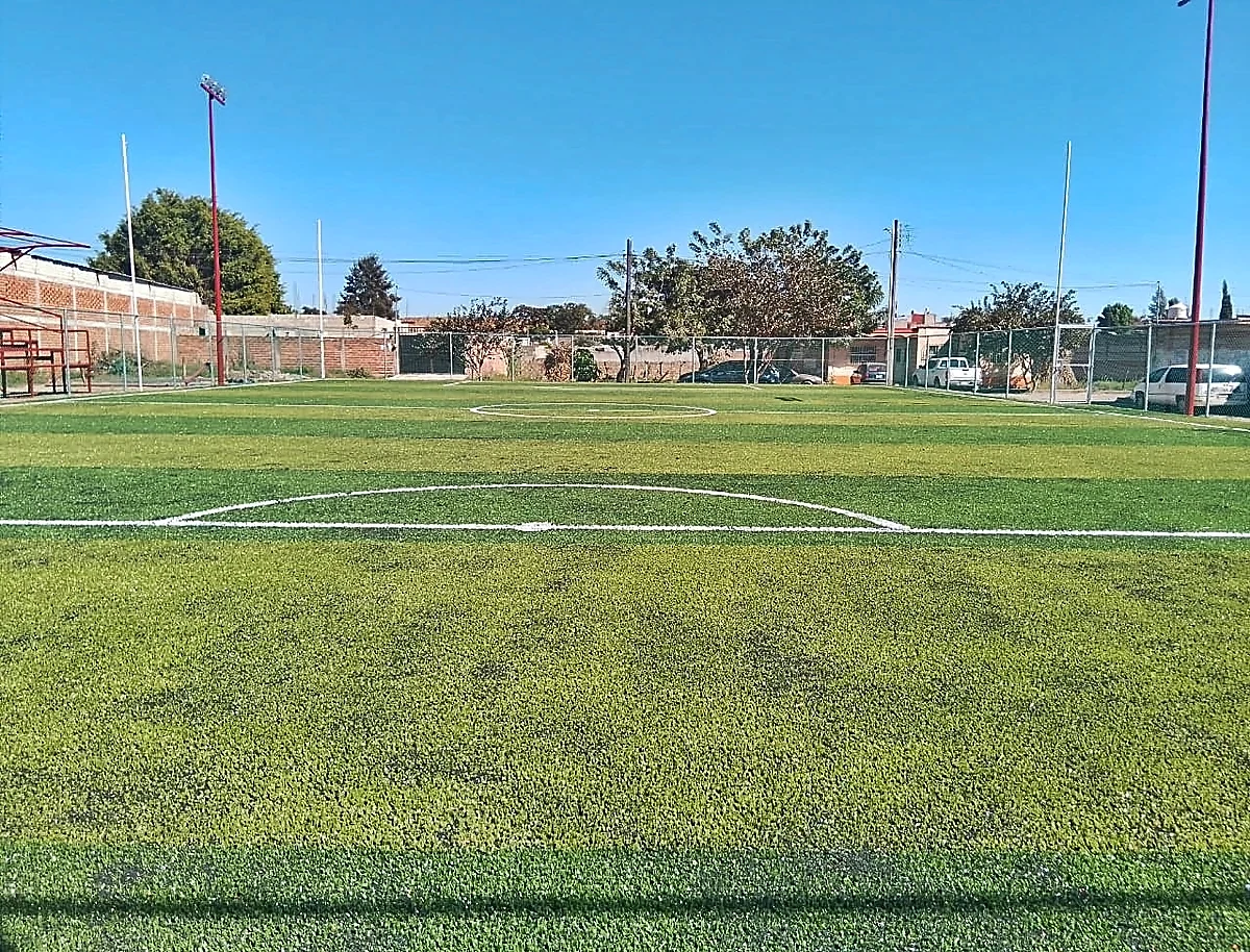 Cancha de fútbol 5 con pasto sintético en Cancha la Uno de Nayarit, Tepic, Nayarit: líneas insertadas en el pasto sintético