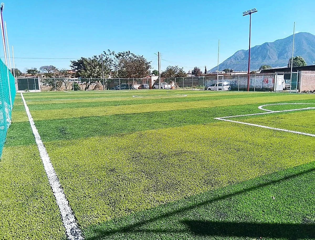 Cancha de fútbol 5 con pasto sintético en Cancha la Uno de Nayarit, Tepic, Nayarit: otra vista de la cancha