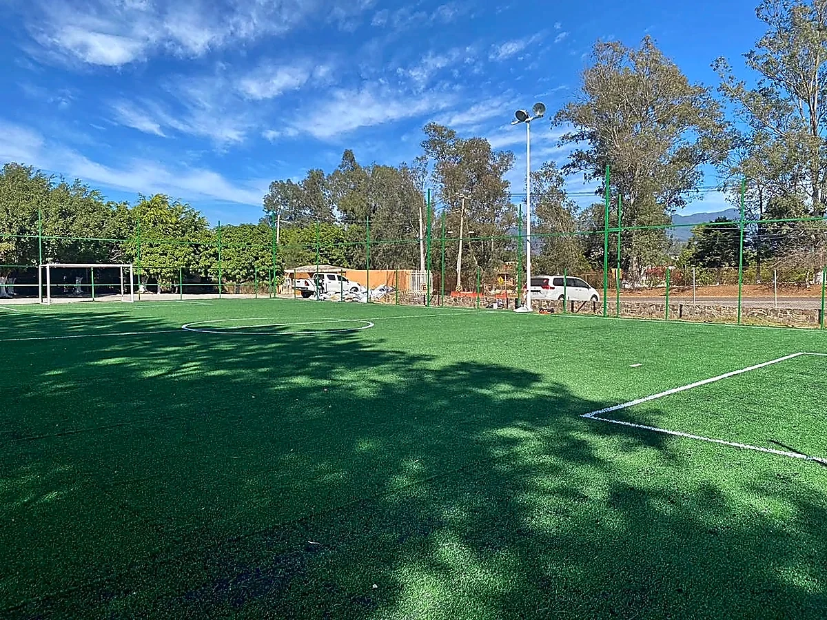 Cancha de fútbol 7 con pasto sintético en Unidad Deportiva Compostela, Las Varas, Nayarit: líneas de juego insertadas en el mismo pasto