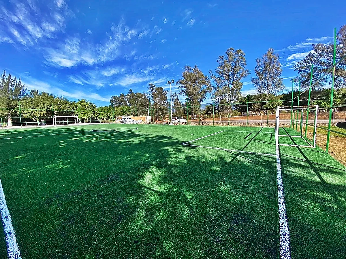 Cancha de fútbol 7 con pasto sintético en Unidad Deportiva Compostela, Las Varas, Nayarit: la cancha desde la línea lateral