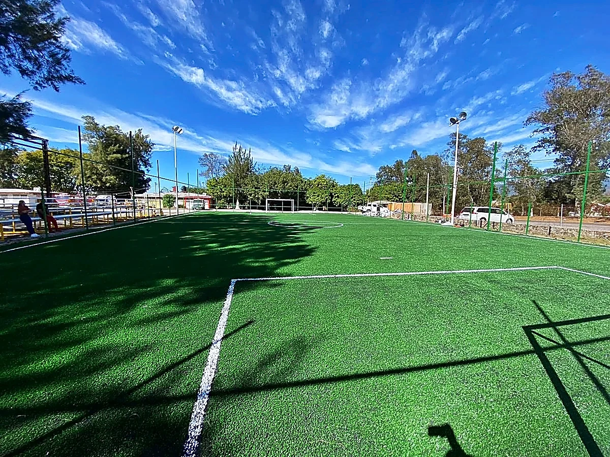 Cancha de fútbol 7 con pasto sintético en Unidad Deportiva Compostela, Las Varas, Nayarit: pasto sintético deportivo recién cepillado