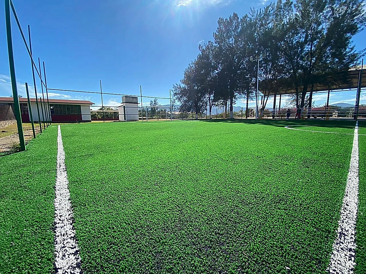 Detalle del pasto sintético de la cancha de fútbol 7 en Las Varas, Nayarit