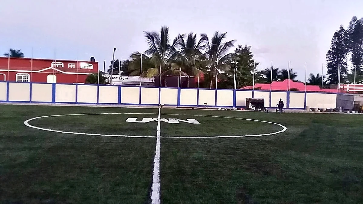 Cancha de fútbol soccer con pasto sintético en Academia Preparatoria #13, Tepic