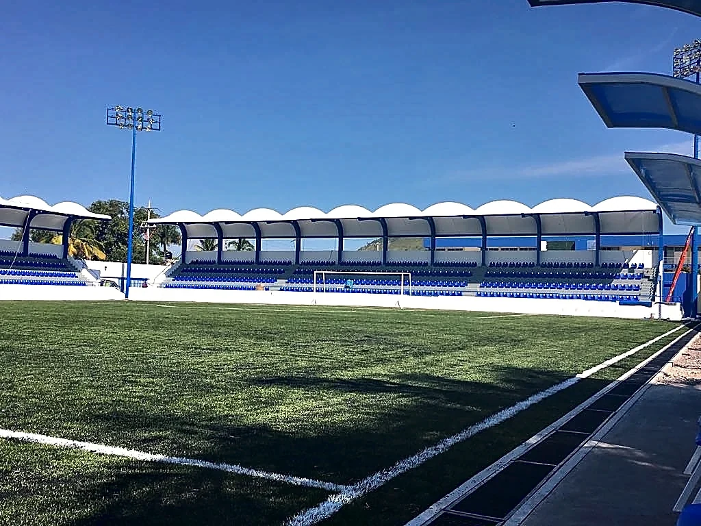 Cancha de fútbol soccer con pasto sintético en Academia Preparatoria #13, Tepic, Nayarit: líneas de juego insertadas en el pasto
