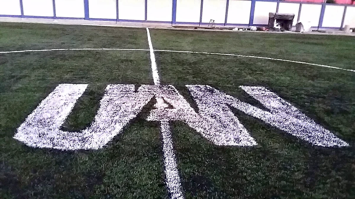 Cancha de fútbol soccer con pasto sintético en Academia Preparatoria #13, Tepic, Nayarit: otra vista de la cancha