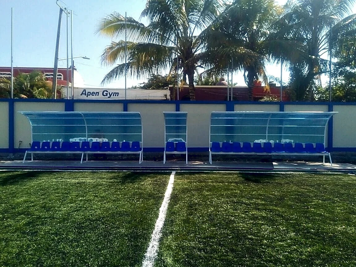 Cancha de fútbol soccer con pasto sintético en Academia Preparatoria #13, Tepic, Nayarit: pasto sintético deportivo recién cepillado