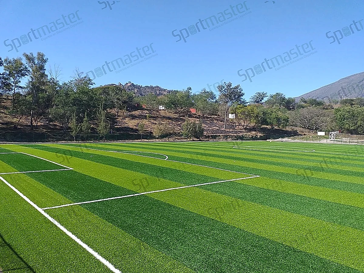 Detalle del pasto sintético de la cancha de fútbol soccer en Jala, Nayarit