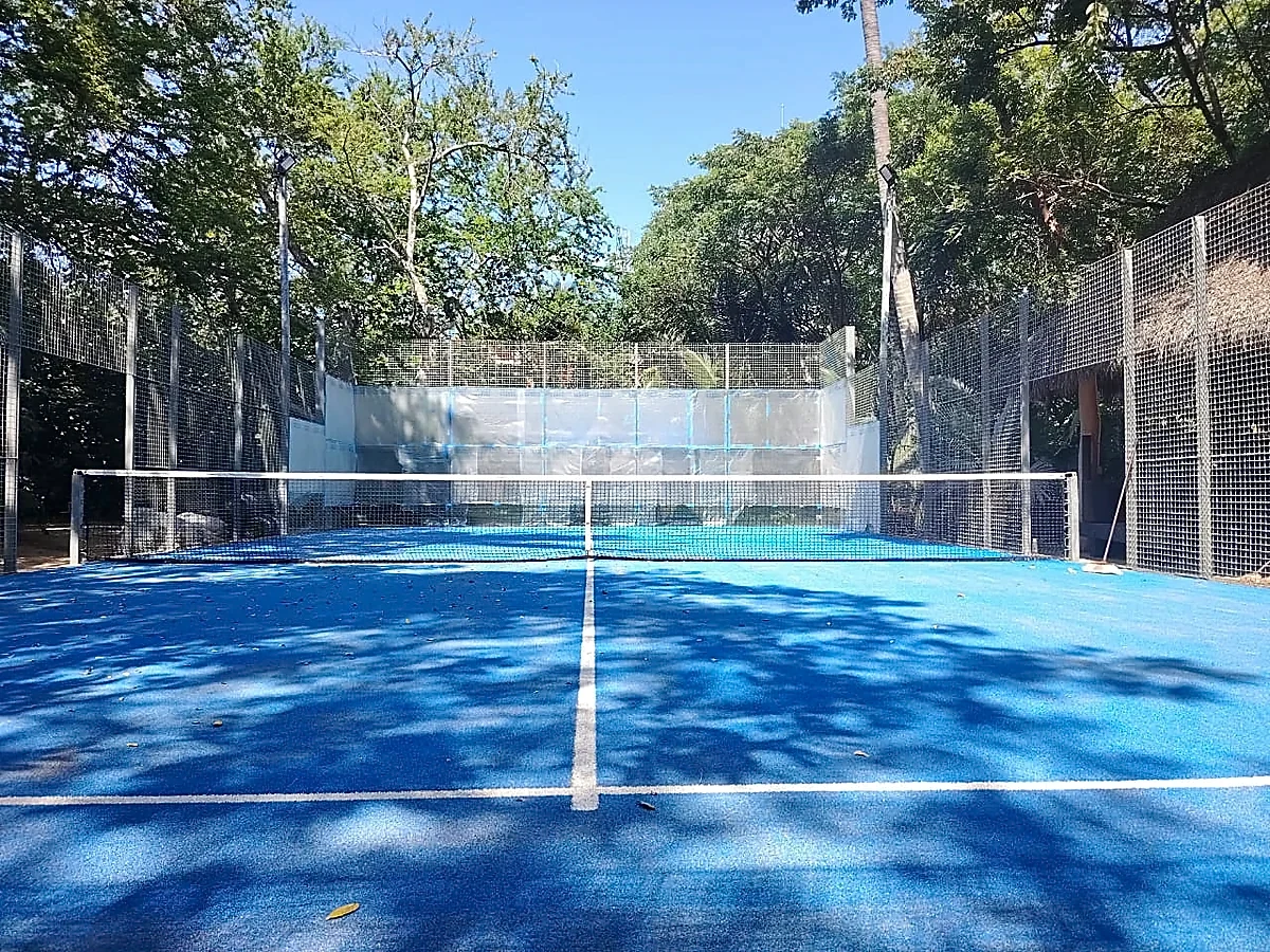 Cancha de pádel con pasto sintético en Club THPR, La Peñita de Jaltemba