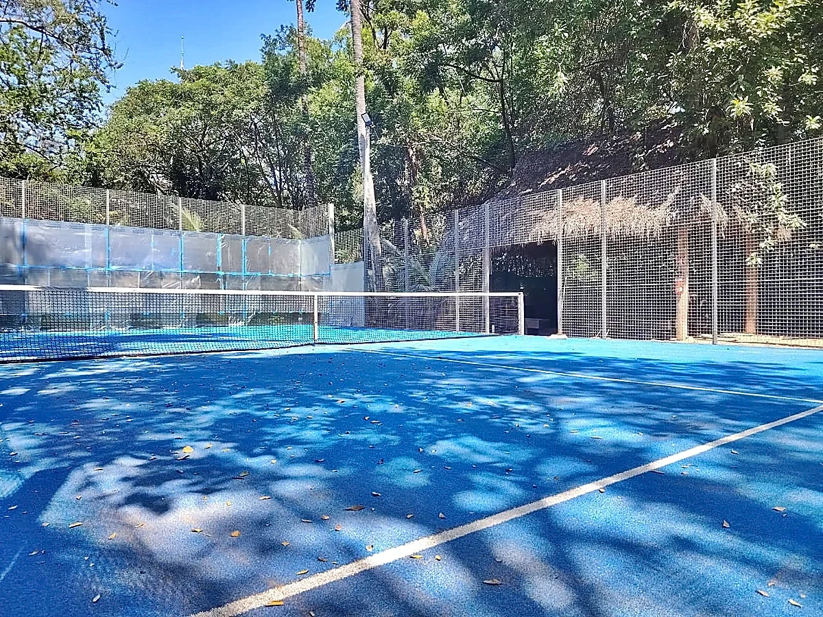 Cancha de pádel con pasto sintético en Club THPR, La Peñita de Jaltemba, Nayarit: pasto sintético y líneas de juego