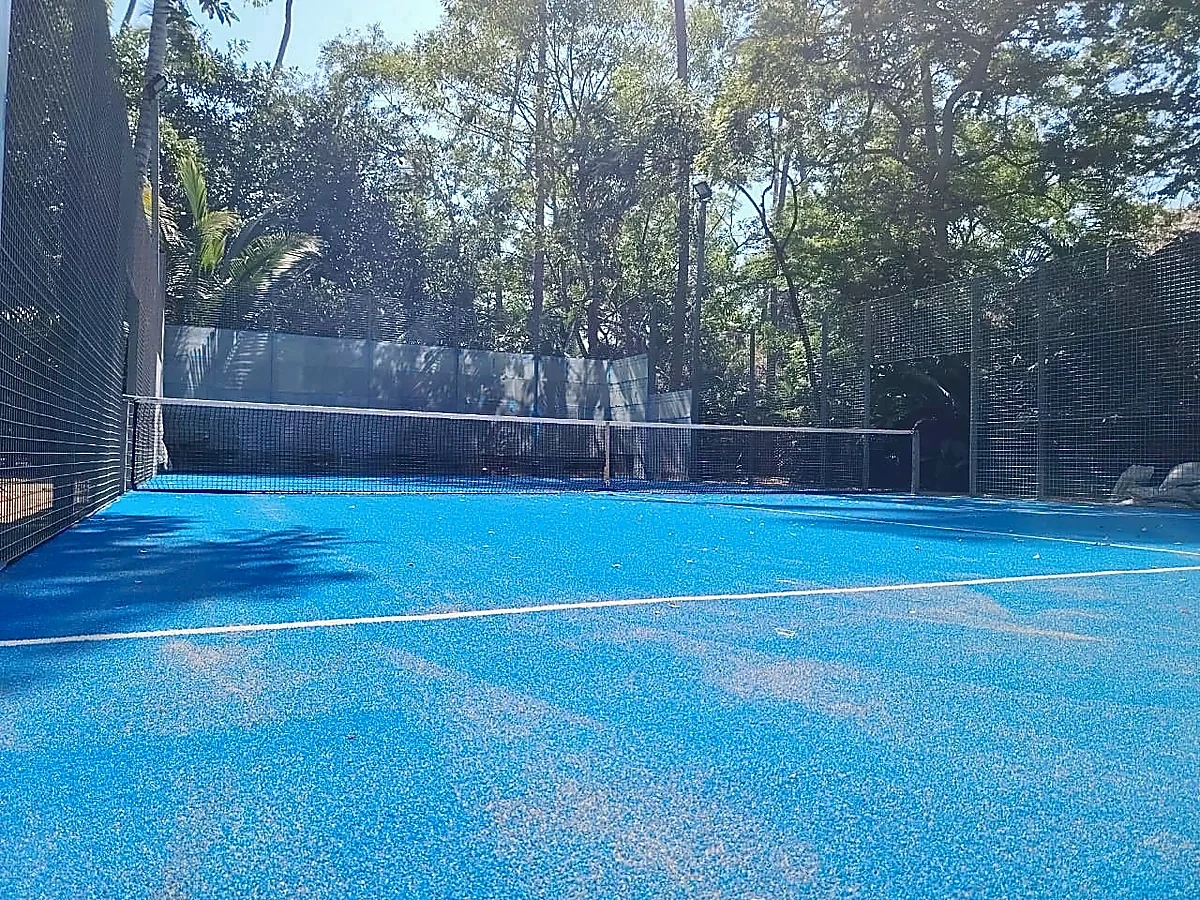 Cancha de pádel con pasto sintético en Club THPR, La Peñita de Jaltemba, Nayarit: la cancha desde otro ángulo