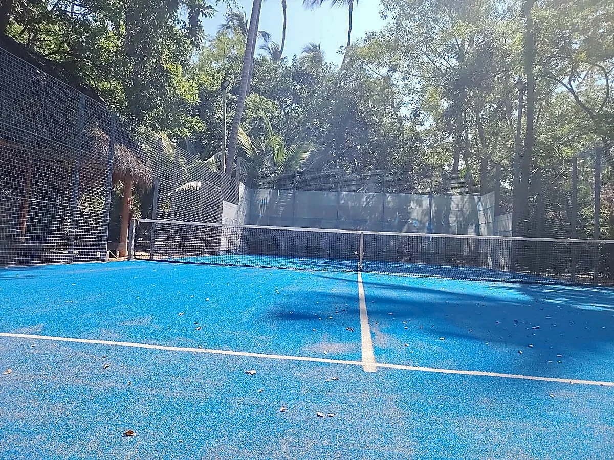 Cancha de pádel con pasto sintético en Club THPR, La Peñita de Jaltemba, Nayarit: otra vista de la cancha
