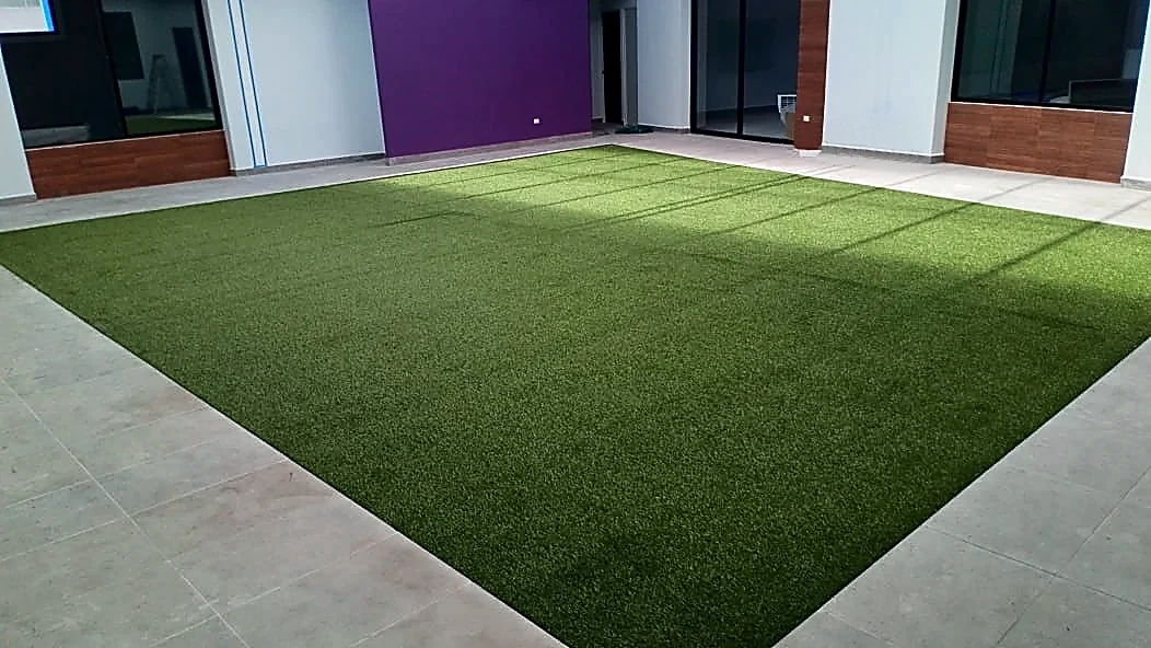 Área verde con pasto sintético con pasto sintético en School Kimble Early Learning, Monterrey, Nuevo León: pasto sintético instalado