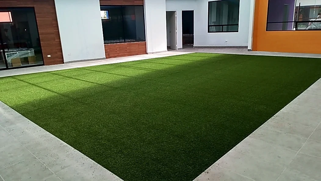 Área verde con pasto sintético con pasto sintético en School Kimble Early Learning, Monterrey, Nuevo León: el área desde otro ángulo