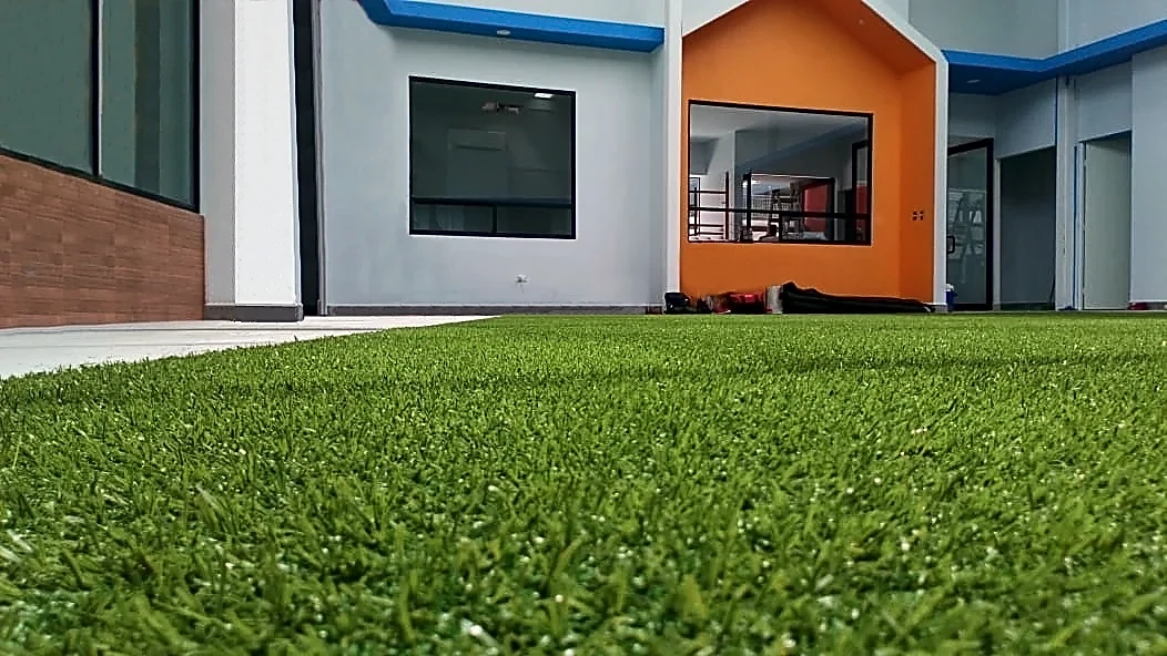 Detalle del pasto sintético del área verde con pasto sintético en Monterrey, Nuevo León
