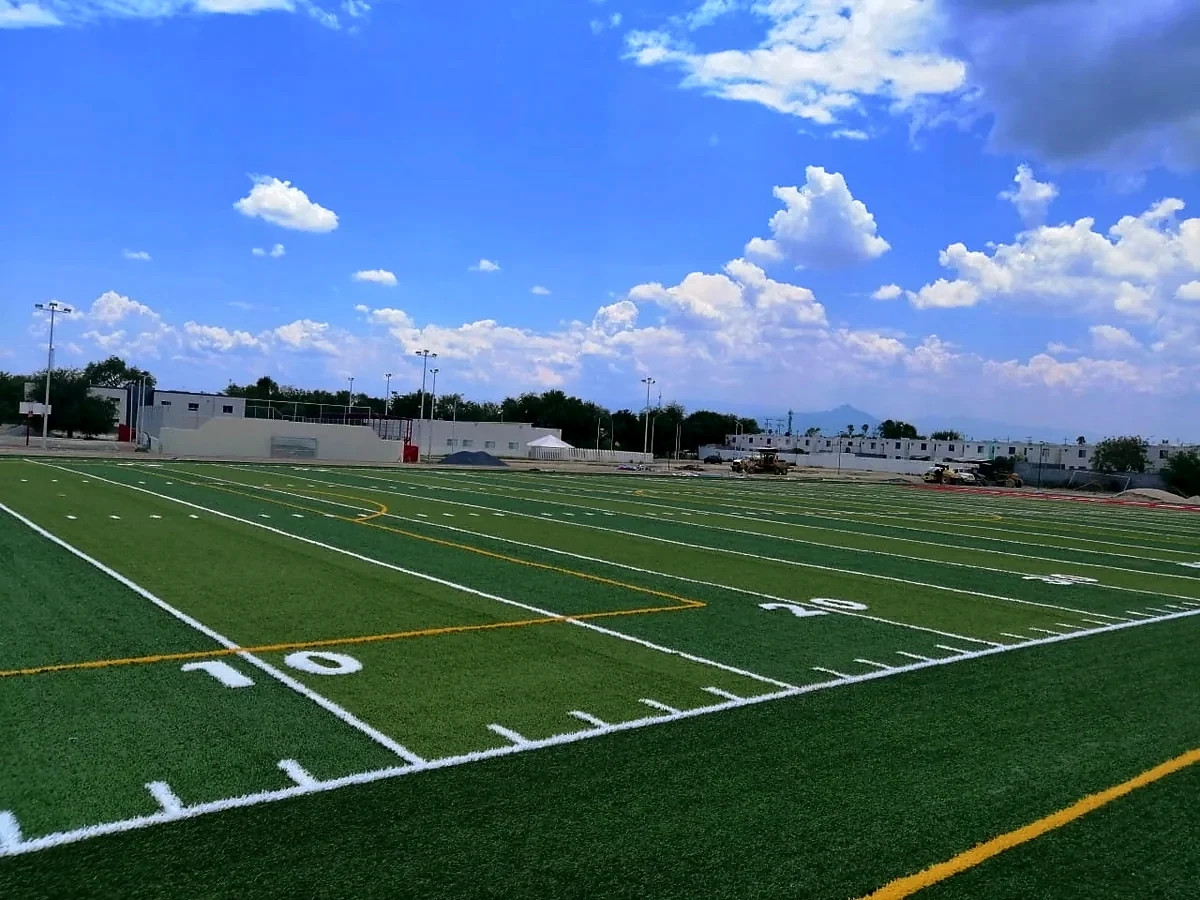 Yardas 10 y 20 insertadas en el pasto sintético del campo de fútbol americano de Pesquería, Nuevo León
