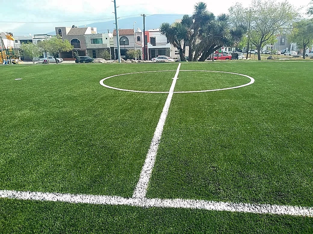 Cancha de fútbol 5 con pasto sintético en Fraccionamiento Residencial Cumbres Oro, Monterrey