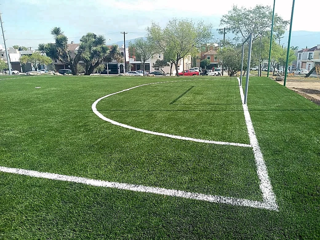 Cancha de fútbol 5 con pasto sintético en Fraccionamiento Residencial Cumbres Oro, Monterrey, Nuevo León: la cancha desde la línea lateral