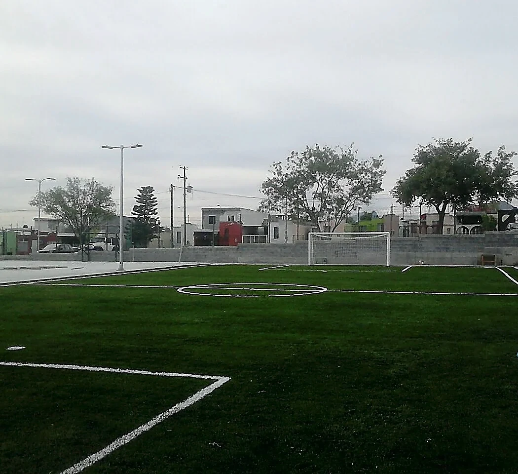 Detalle del pasto sintético de la cancha de fútbol 5 en Juárez, Nuevo León