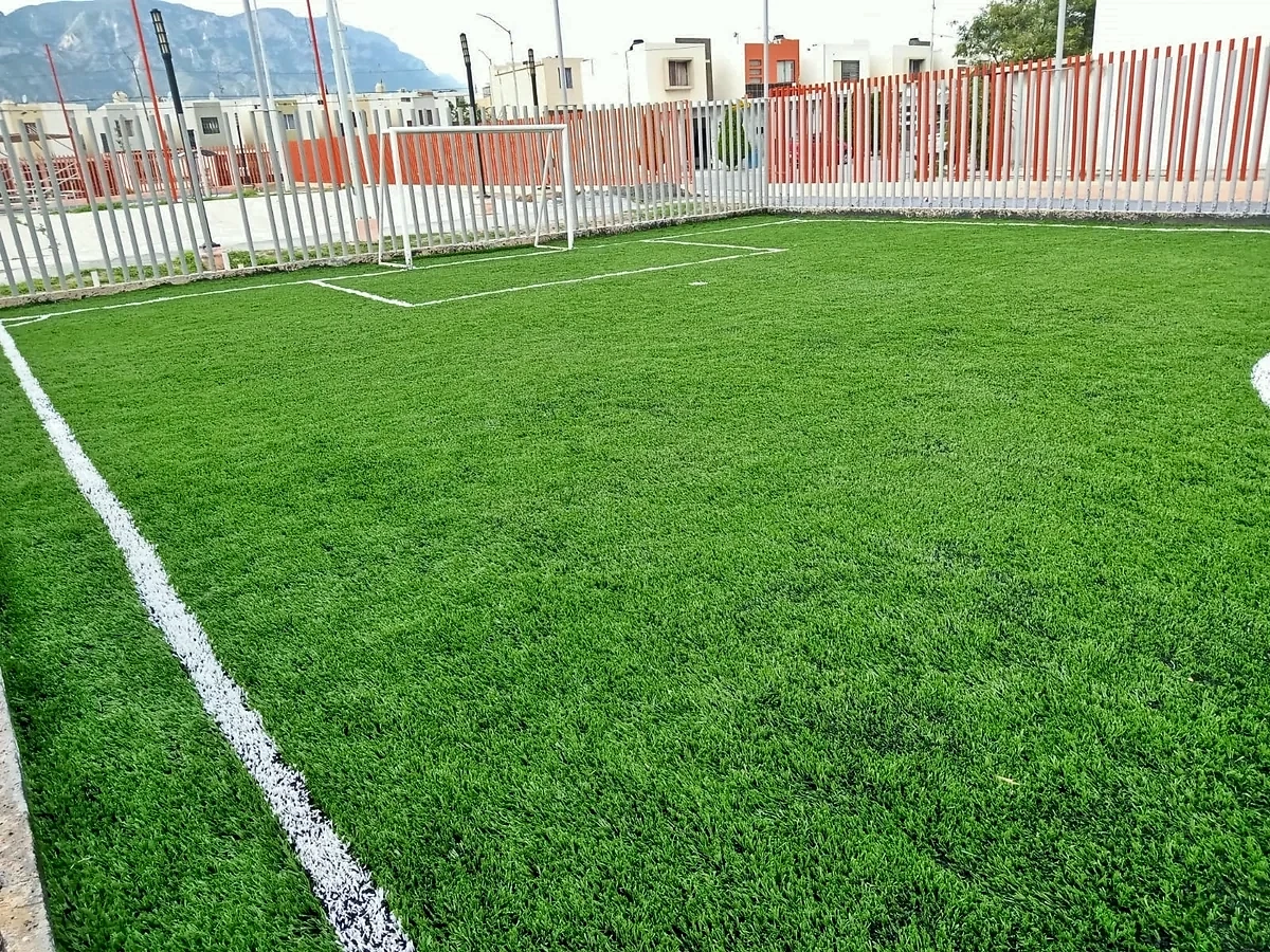 Cancha de fútbol 5 con pasto sintético en Santa Catarina, Nuevo León: vista de la cancha y su entorno
