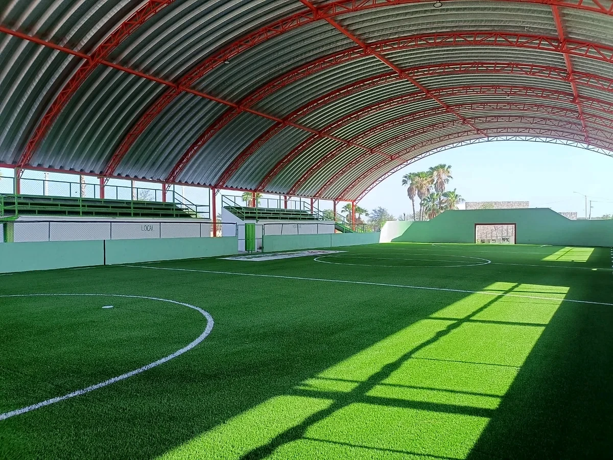Cancha de fútbol 7 con pasto sintético en Anáhuac, Nuevo León: líneas de juego insertadas en el mismo pasto