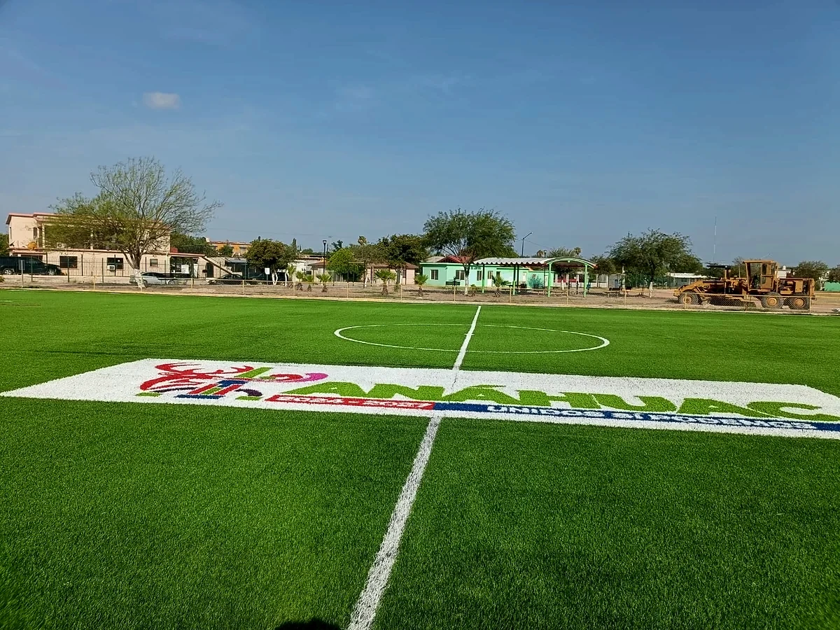 Cancha de fútbol 7 con pasto sintético en Anáhuac, Nuevo León: pasto sintético deportivo recién cepillado