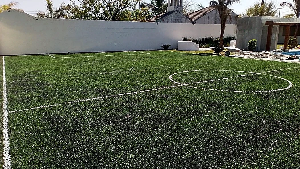 Cancha de fútbol 7 con pasto sintético en Apodaca, Nuevo León: líneas de juego insertadas en el mismo pasto