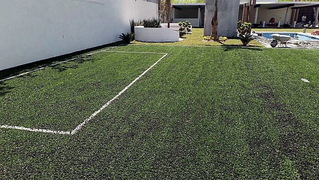 Detalle del pasto sintético de la cancha de fútbol 7 en Apodaca, Nuevo León