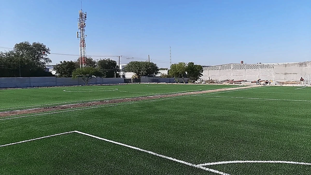 Cancha de fútbol 7 con pasto sintético en Campo Deportivo San Sebastian, Guadalupe, Nuevo León: líneas de juego insertadas en el mismo pasto