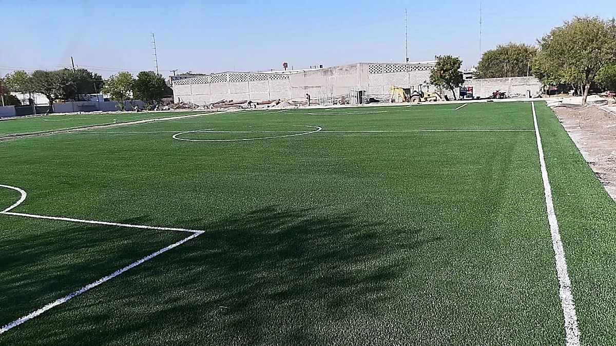 Cancha de fútbol 7 con pasto sintético en Campo Deportivo San Sebastian, Guadalupe, Nuevo León: la cancha desde la línea lateral