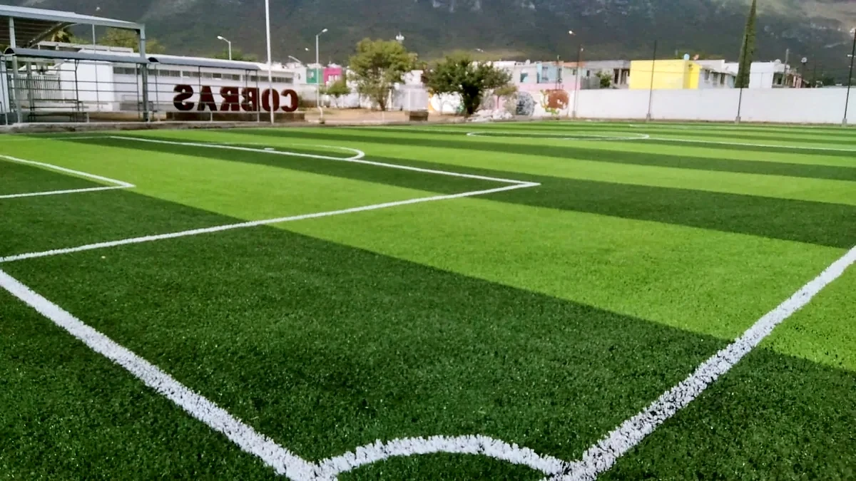 Cancha de fútbol 7 con pasto sintético en CBTIS 258, Escobedo, Nuevo León: la cancha desdel fondo