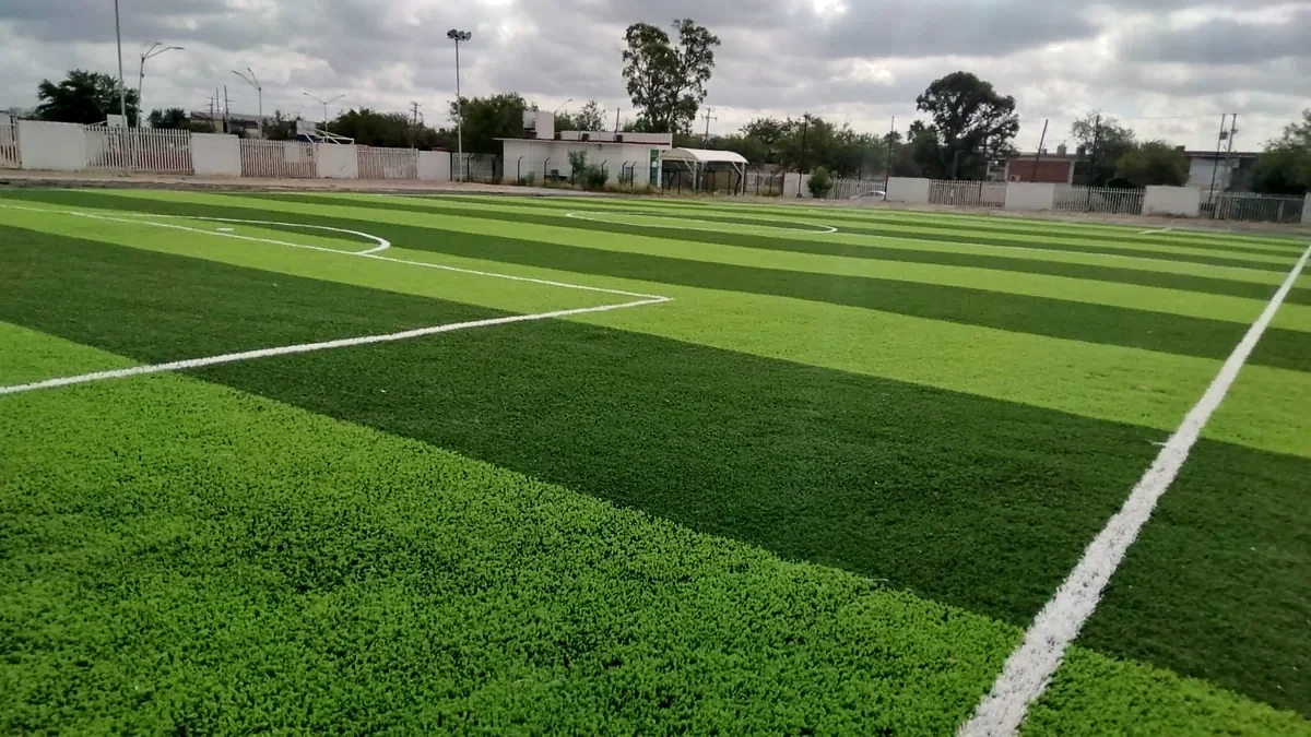 Detalle del pasto sintético de la cancha de fútbol 7 en Escobedo, Nuevo León