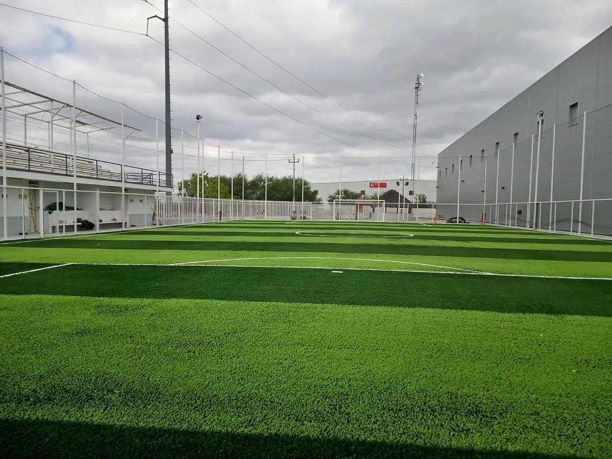 Cancha de fútbol 7 con pasto sintético en Ciénega de Flores, Nuevo León: la cancha desde la línea lateral