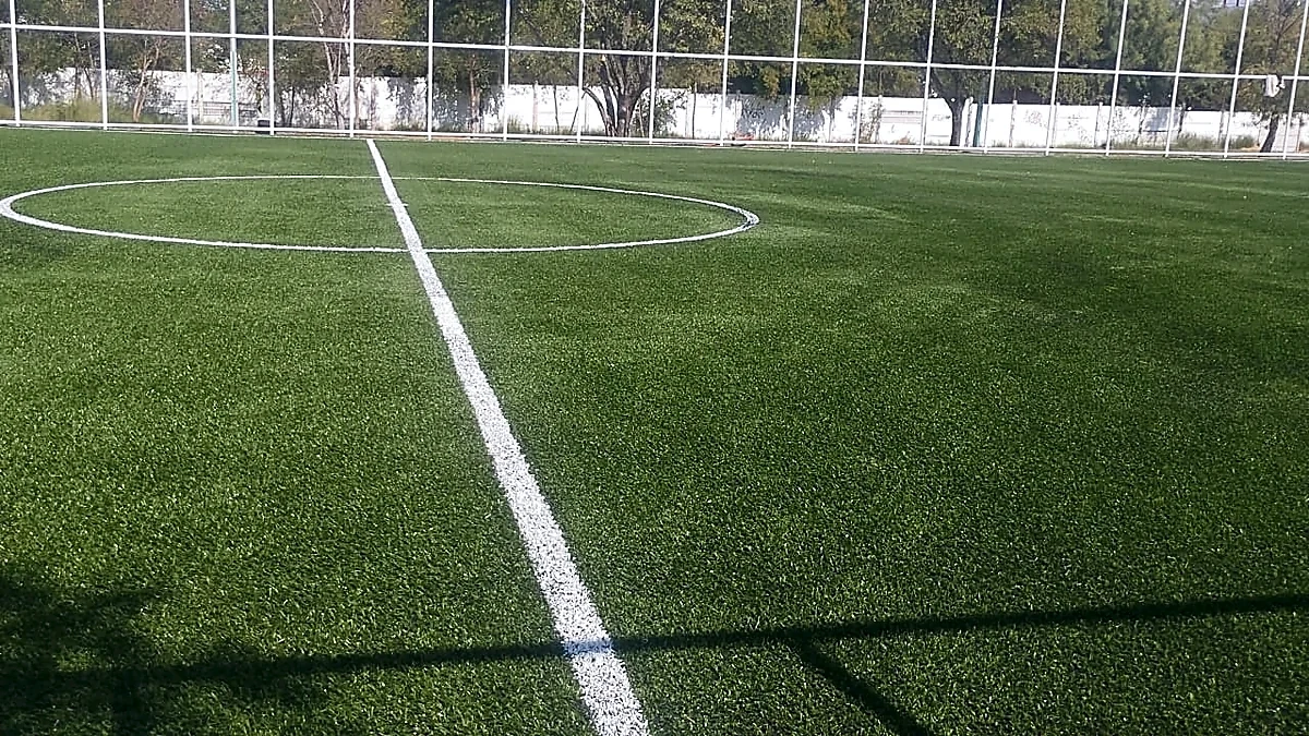 Cancha de fútbol 7 con pasto sintético en Fraccionamiento Santa Fe, Guadalupe, Nuevo León: líneas de juego insertadas en el mismo pasto