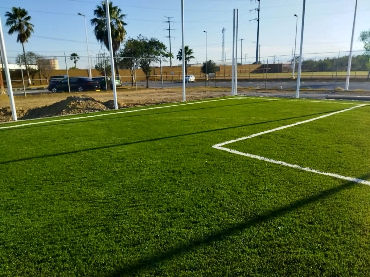 Cancha de fútbol 7 con pasto sintético en Linares, Nuevo León: líneas de juego insertadas en el mismo pasto