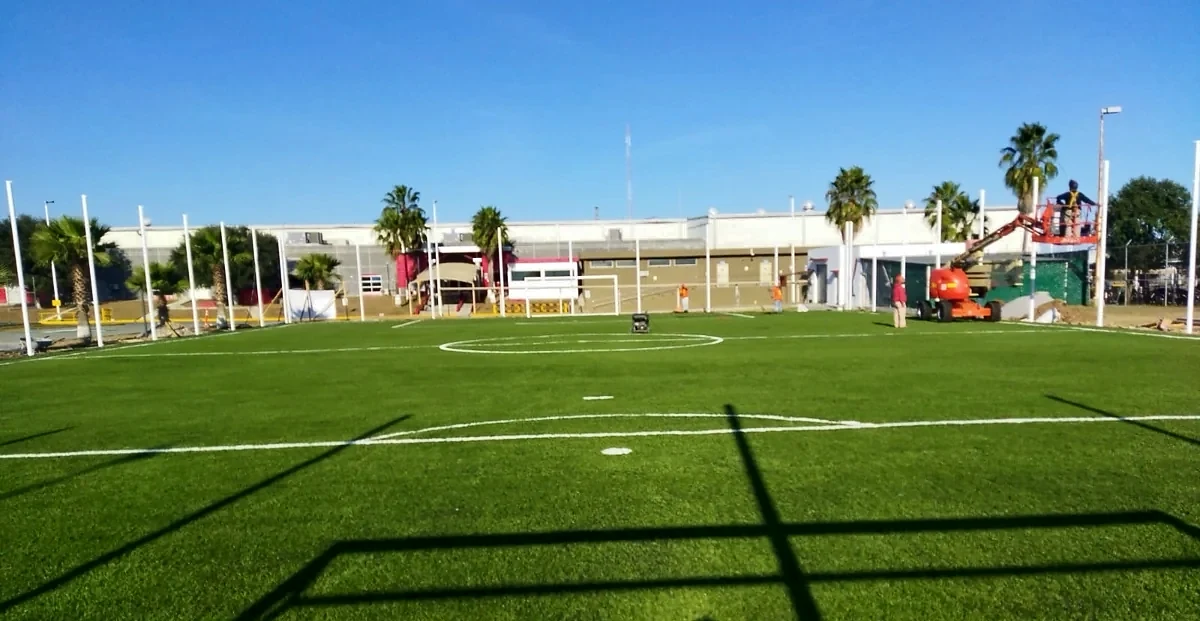 Cancha de fútbol 7 con pasto sintético en Linares, Nuevo León: la cancha desde la línea lateral