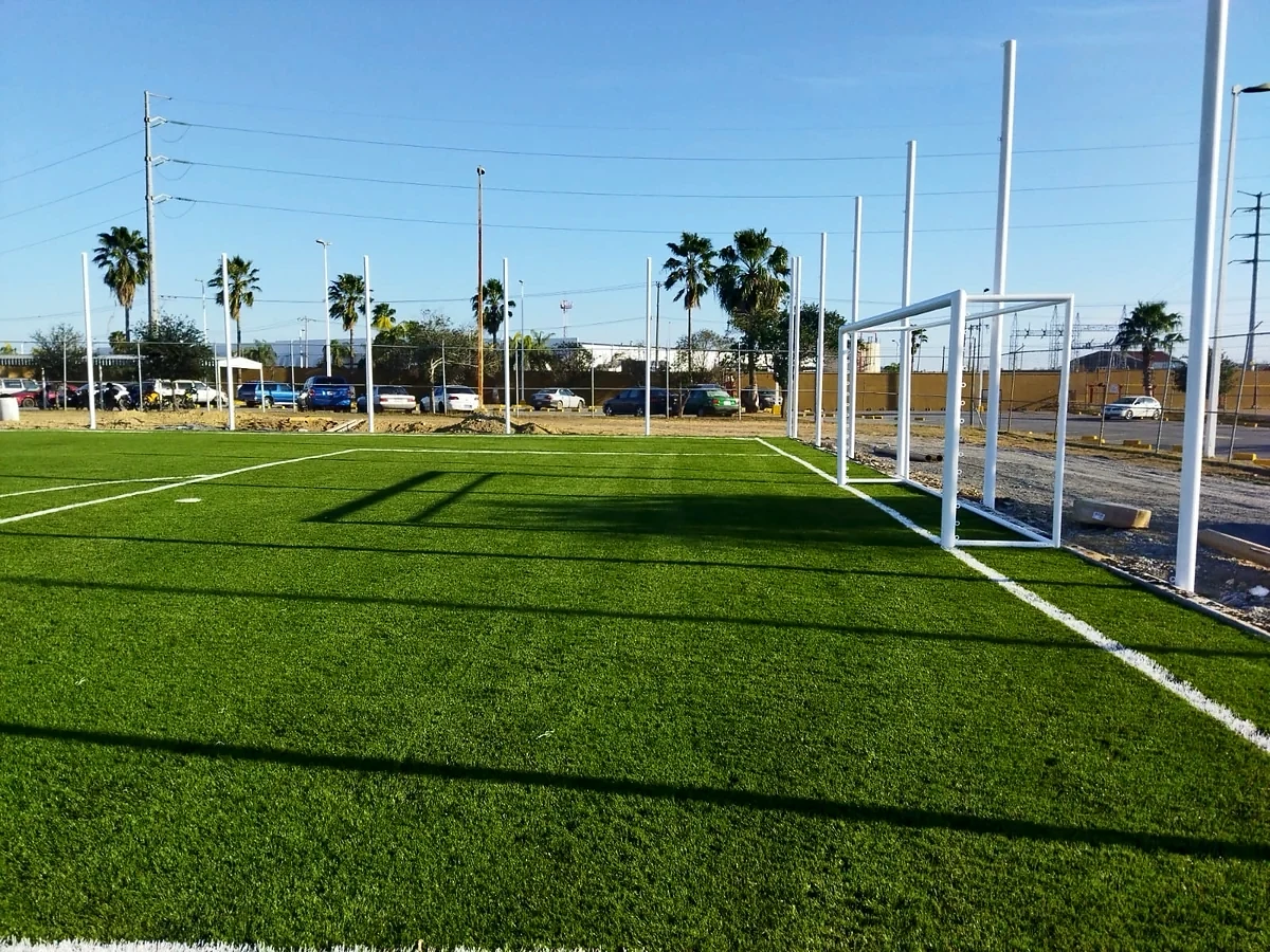 Detalle del pasto sintético de la cancha de fútbol 7 en Linares, Nuevo León
