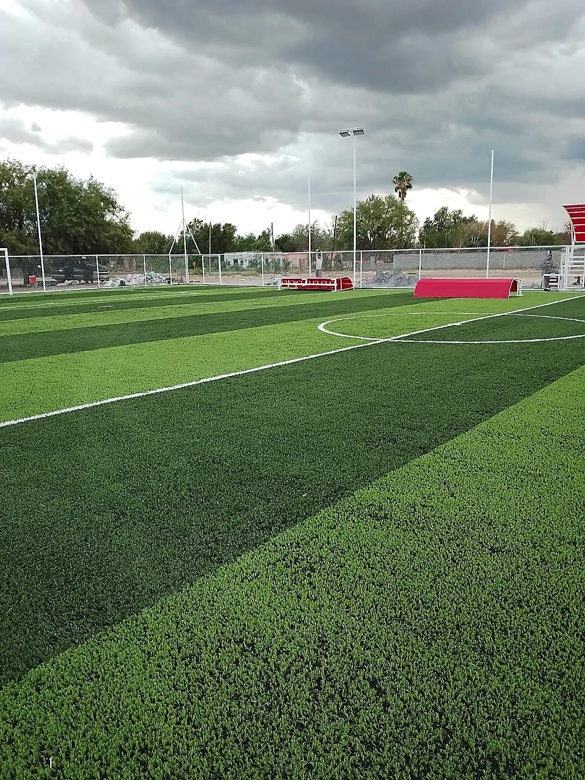 Cancha de fútbol 7 con pasto sintético en Los Aldama, Nuevo León: la cancha desde la línea lateral