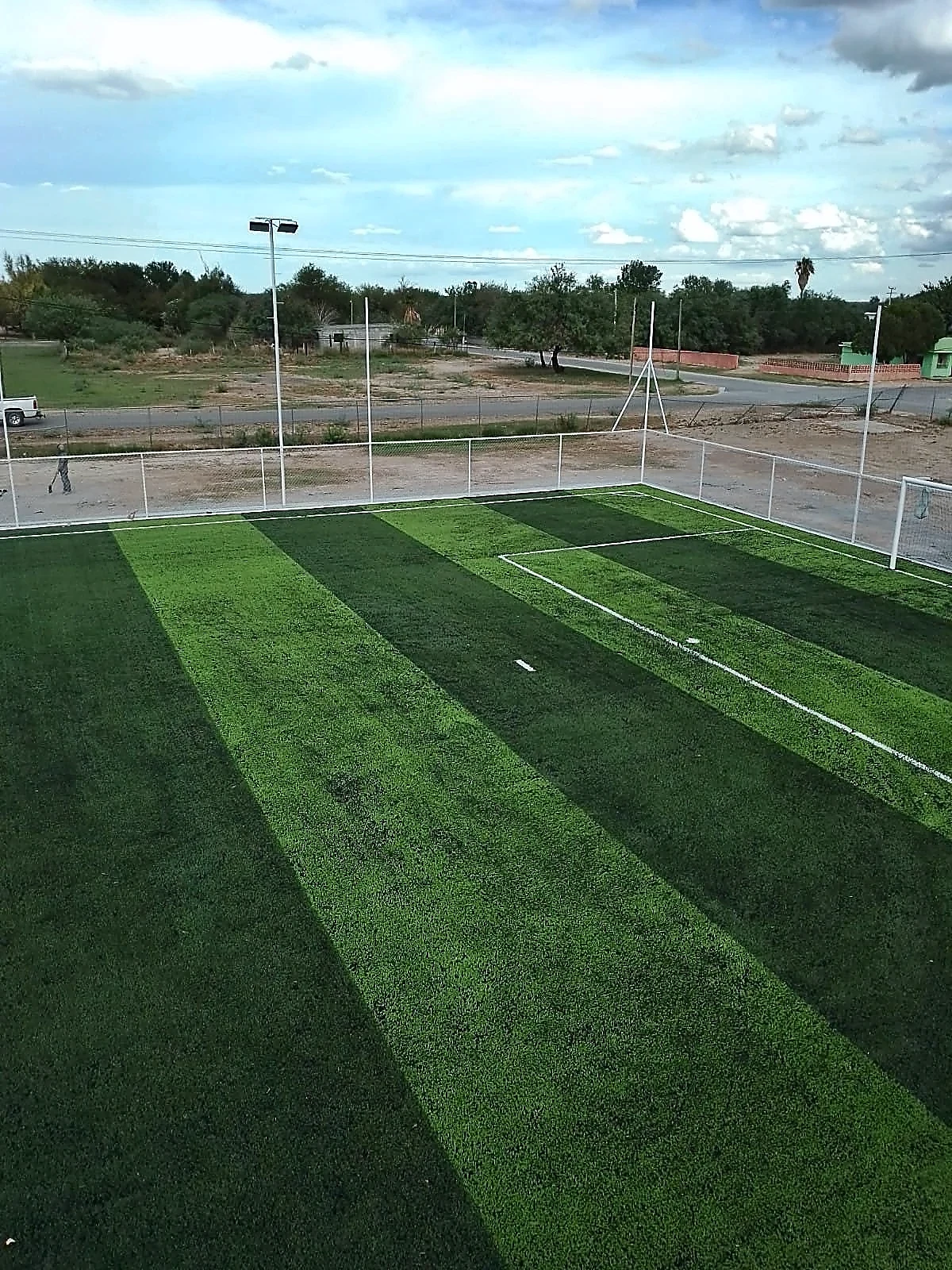 Detalle del pasto sintético de la cancha de fútbol 7 en Los Aldama, Nuevo León