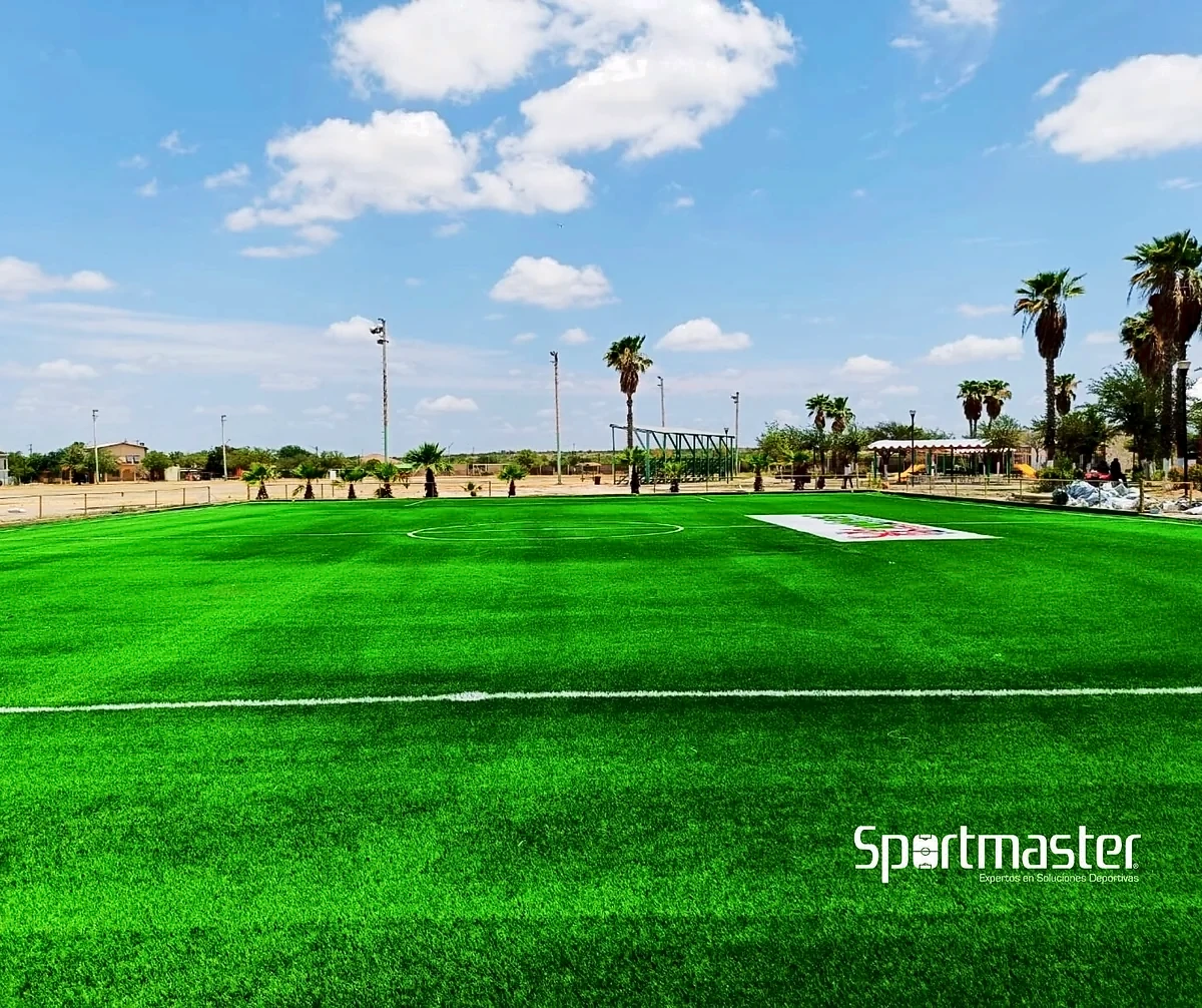 Cancha de fútbol 7 con pasto sintético en Unidad Deportiva Francisco Z. Urteaga, Anáhuac, Nuevo León: líneas de juego insertadas en el mismo pasto