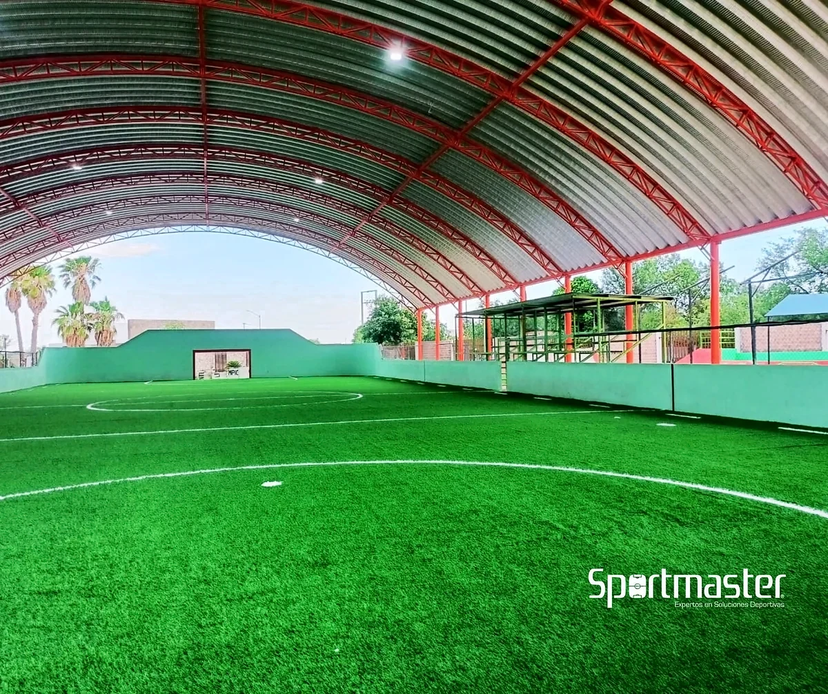 Detalle del pasto sintético de la cancha de fútbol 7 en Anáhuac, Nuevo León