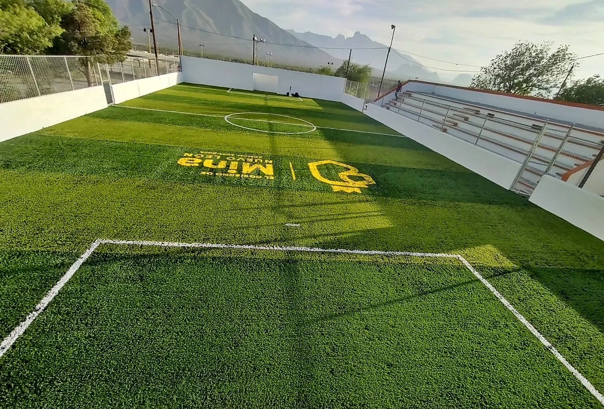 Cancha de fútbol rápido con pasto sintético en Mina, Nuevo León: la cancha desdel fondo