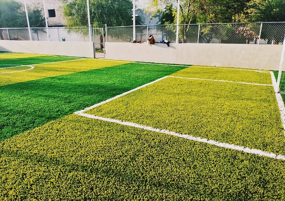 Cancha de fútbol rápido con pasto sintético en Santa Catarina, Nuevo León