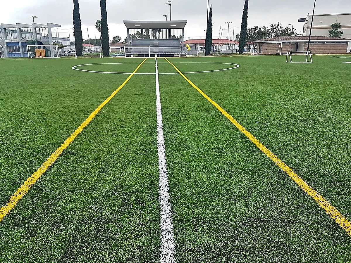 Cancha de fútbol soccer con pasto sintético en Deportivo Cosmoplus 1, Apodaca