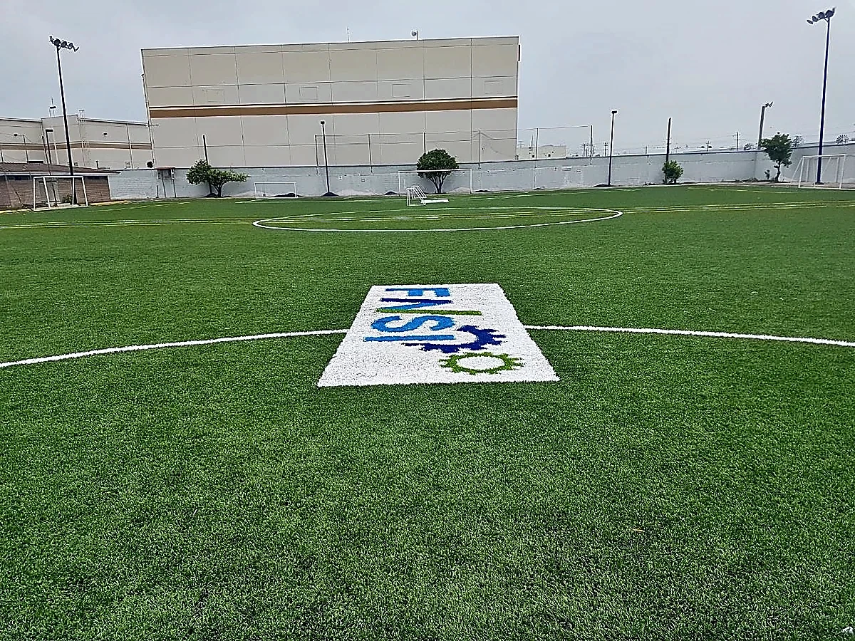 Cancha de fútbol soccer con pasto sintético en Deportivo Cosmoplus 1, Apodaca, Nuevo León: líneas de juego insertadas en el pasto