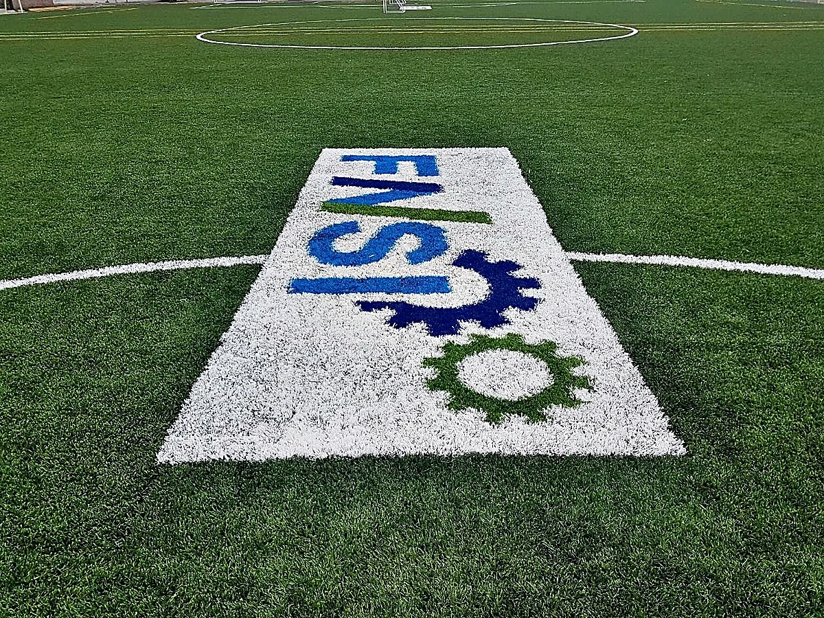 Cancha de fútbol soccer con pasto sintético en Deportivo Cosmoplus 1, Apodaca, Nuevo León: la cancha desde la línea lateral