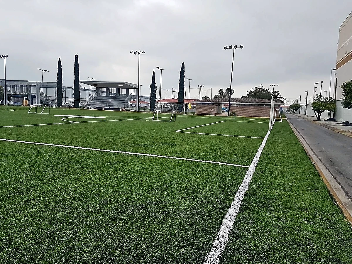 Cancha de fútbol soccer con pasto sintético en Deportivo Cosmoplus 3, Apodaca